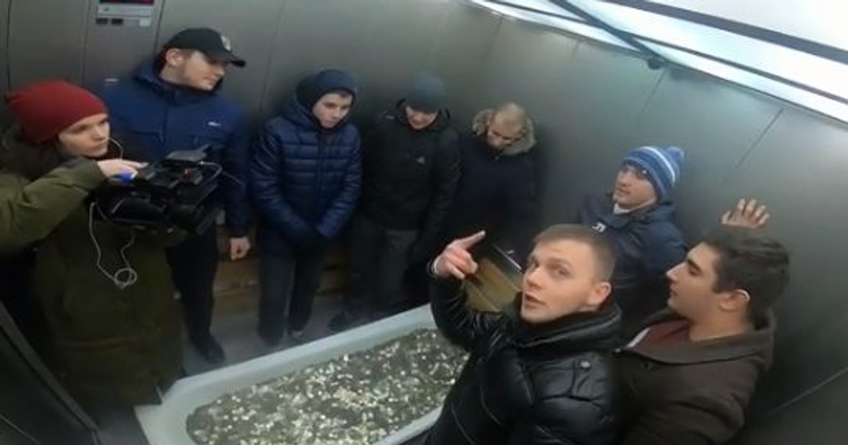 Un IPhone XS a fost cumpărat cu... o cadă plină de monede, în Rusia. Imagini inedite