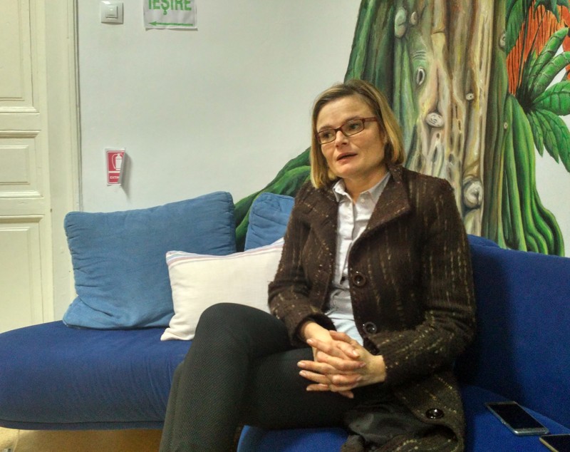 VIDEO/Valentina, ”mama” copiilor chinuiți : povestea băiețelului crescut în coteț și a adolescentei care se juca cu păpușile