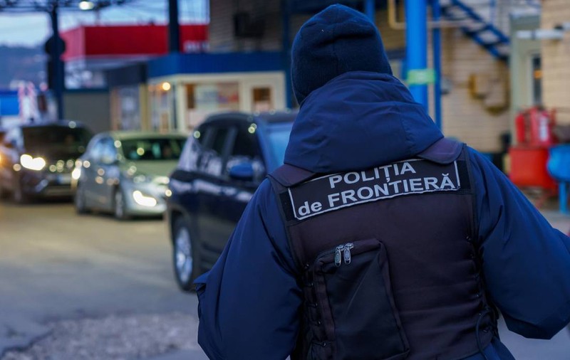 Un polițist de frontieră a fost oprit cu 12 focuri de armă, în timp ce transporta țigări de contrabandă furate din camera de probe