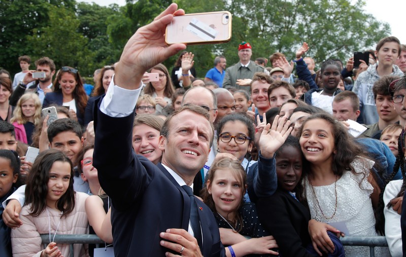 Reacția lui Emmanuel Macron când un adolescent i-a adresat cu apelativul "Manu"