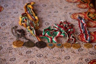 Doar o parte dintre medaliile câștigate de Vasile Dîba la campionate | Foto: Vlad Chirea