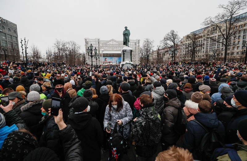 Protestatarii se adună în Piața Pușkinskaia pentru a lua parte la un protest neautorizat în sprijinul liderului și bloggerului opoziției ruse Alexei Navalny, la Moscova, Rusia, 23 ianuarie 2021 | Foto: EPA