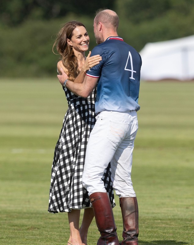 Kate Middleton, apariție rară într-o ținută de vară. Prințesa de Wales l-a susținut pe Prințul William la meciul anual de polo caritabil