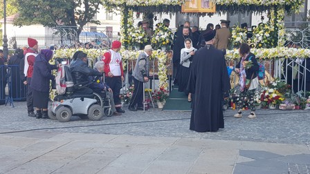 Oamenii au venit pregătiți cu haine groase