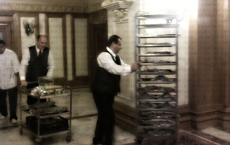 Chef de chef în parlament! Şeful deputaţilor face cinste cu delicatese şi şampanie