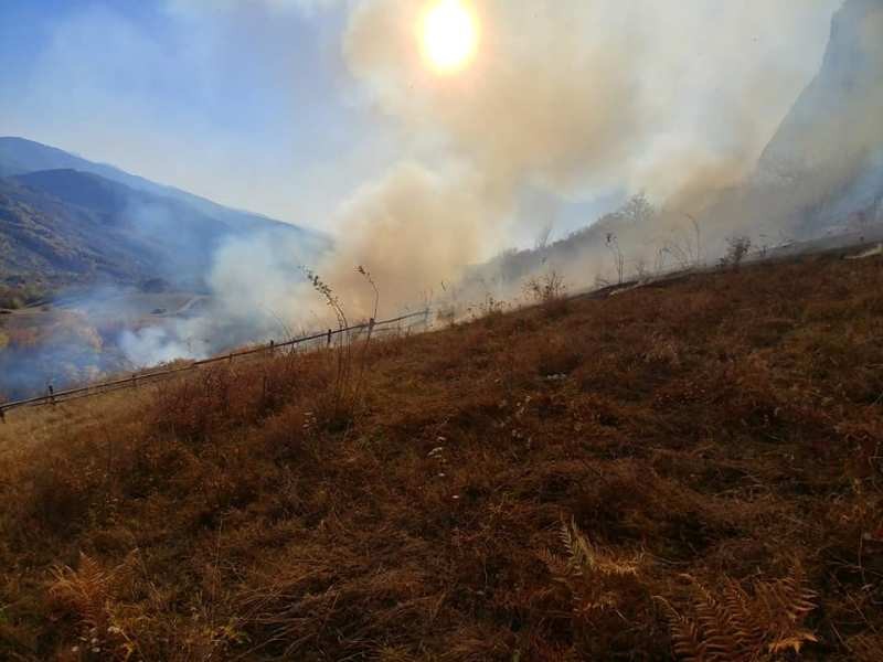 Pompierii au mers pe jos zeci de minute pentru a ajunge la foc