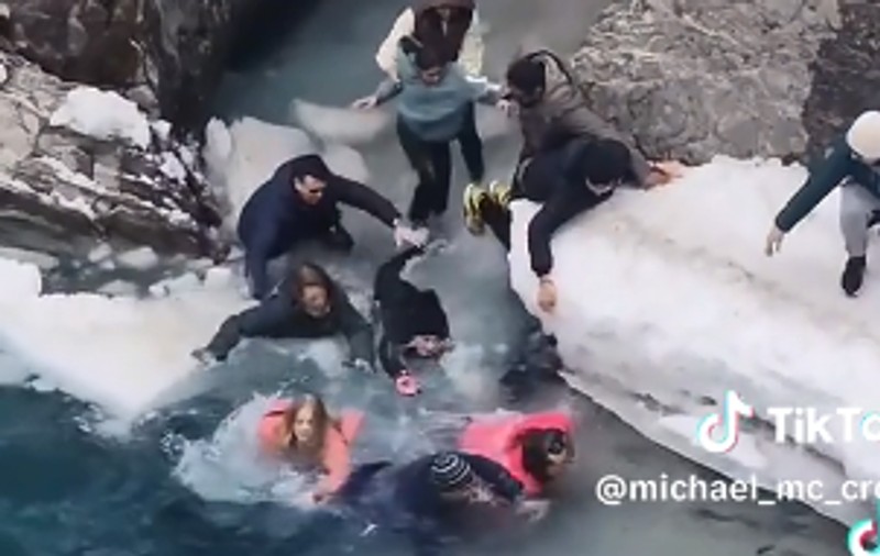 Momentul în care gheața se rupe sub un grup de turiști, iar oamenii cad în apa rece, în Parcul Național Yoho din Canada
