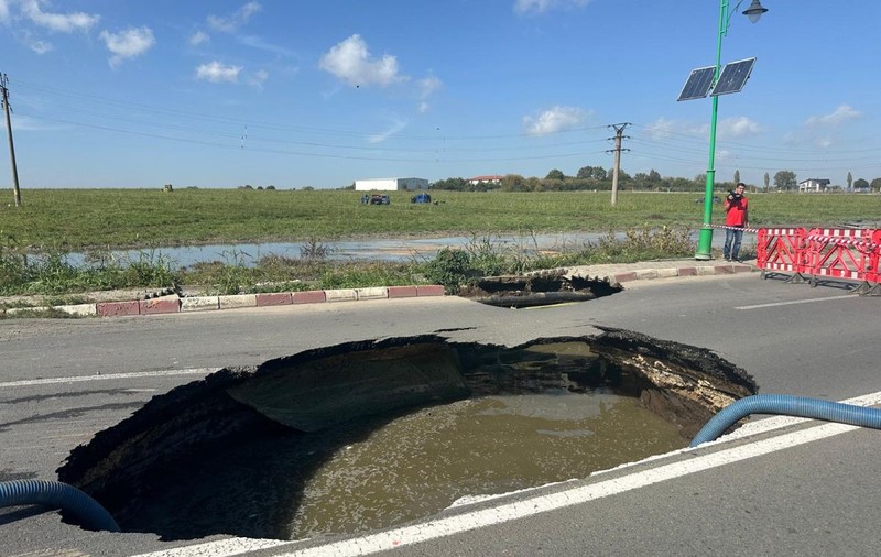 Groapă uriașă în mijlocul șoselei dintre Năvodari și Lumina. Drumul județean a fost reabilitat în urmă cu 10 ani | VIDEO