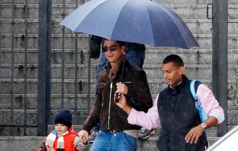 Cristiano Ronaldo și-a scos fiul la plimbare! Uite ce simpatic e puștiul său! | FOTO