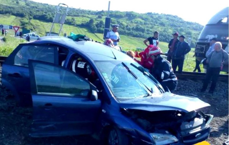 Mașină lovită de tren, în județul Sălaj. Doi bătrâni au fost răniți