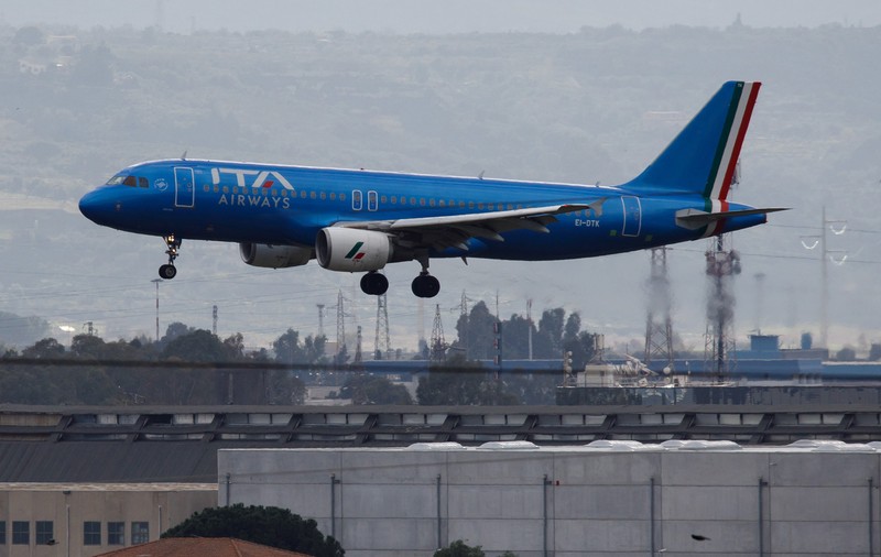 Aeroportul din Catania, Sicilia, redeschis după ce emisiile de cenușă ale vulcanului Etna s-au oprit