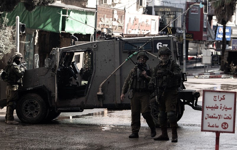 Mașinile forțelor israeliene, surprinse cum trec, în mod repetat, peste cadavrul unui palestinian împușcat în Cisiordania