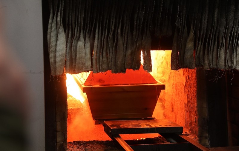 O bătrână a fost la un pas de a fi incinerată, deși se afla în viață. Cum a reușit să scape