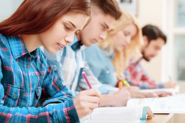 Elevii moldoveni dau examen de admitere la liceu din trei materii, iar notele sunt ponderate în funcție de profil sau specializare. Foto: Shutterstock