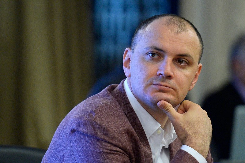Deputatul PSD Sebastian Ghita participa la audierile reprezentantilor SRI, la Palatul Parlamentului, in Bucuresti, marti, 24 iunie 2014. Conducerea SRI este audiată de căre Comisia parlamentară de control al activitatii SRI, care doreste să afle în ce măsură presedintele Traian Băsescu a fost informat de serviciu în legătură cu implicarea fratelui său în scandalul de trafic de influenta cu membrii. OCTAV GANEA / MEDIAFAX FOTO