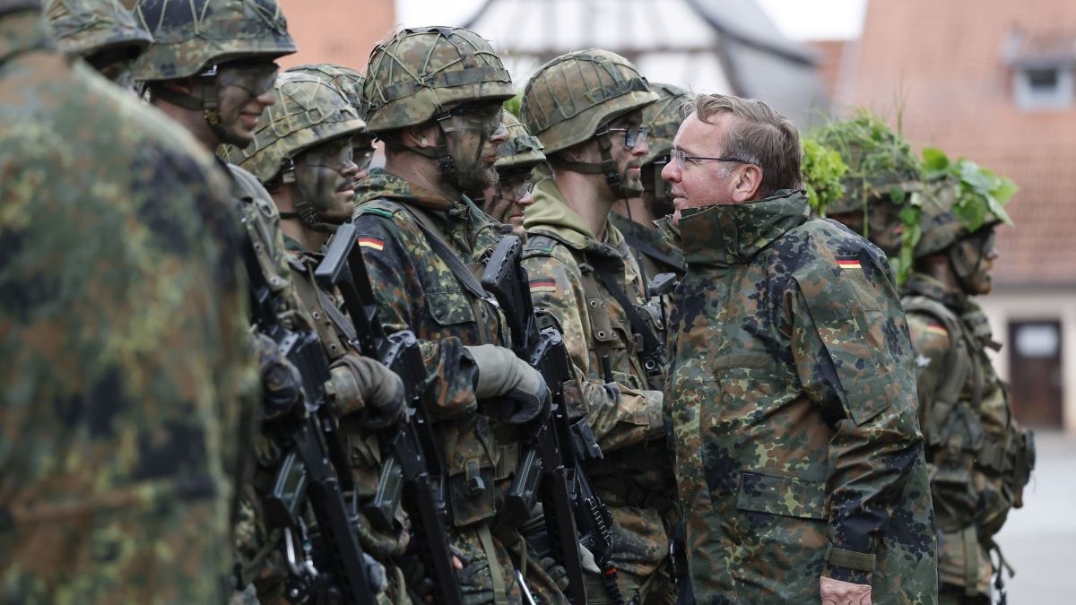 Ministrul german al apărării, Boris Pistorius discută cu soldații de la Școala de Infanterie Bundeswehr Foto: Hepta