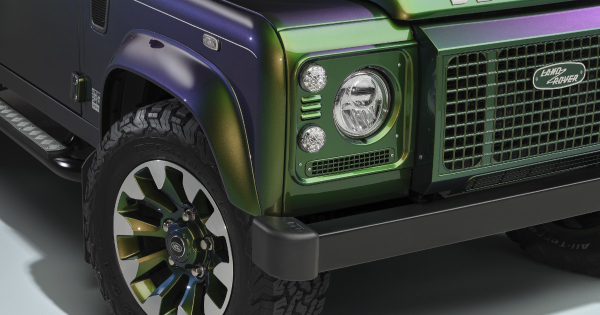 Farul unie mașini Land Rover, culoarea autoturismului este una cameleon