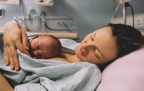 mama-nastere-nou-nascut