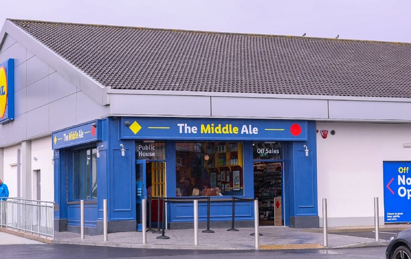 Primul pub Lidl s-a deschis cu scandal: „A fost rugat politicos să părăsească incinta”