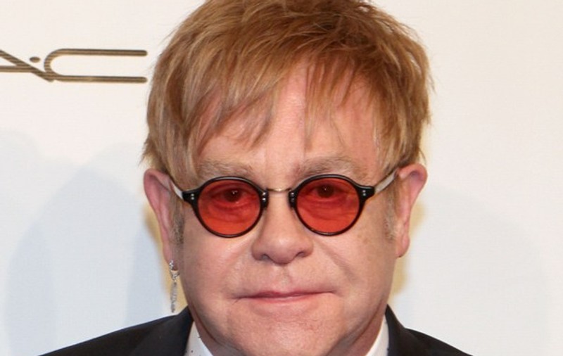 Elton John, răpus la pat de o toxiinfecţie alimentară