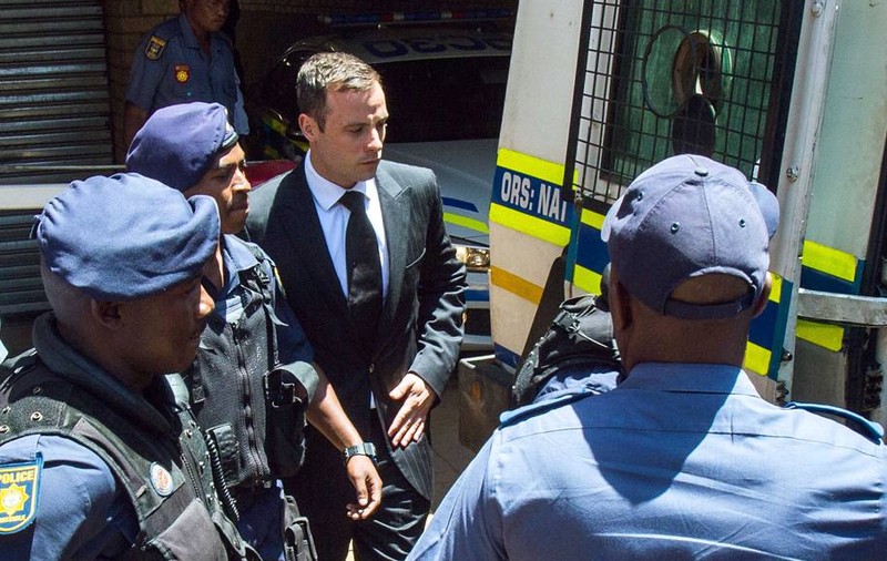 GALERIE FOTO / INCREDIBIL! Pistorius încerca să ”agaţe” o divă în timp ce aştepta sentinţa!