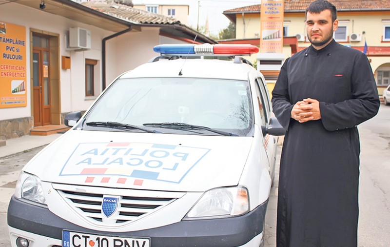 Stai, că trage popa! Tânărul care îmbină două meserii: este şi preot, şi poliţist
