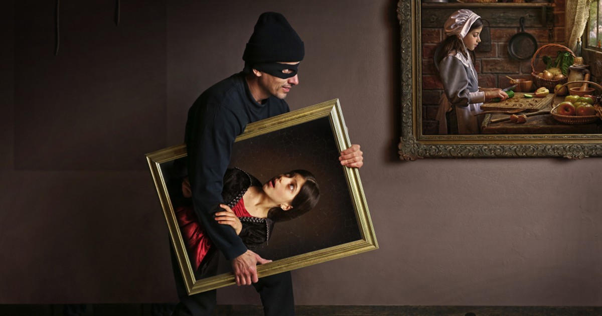Picturi celebre furate de-a lungul timpului - Imagine cu un hoţ vcare fură o pictură dintr-un muzei