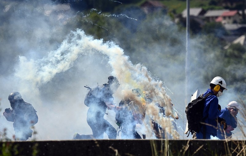 Violențe în Alpi, în timpul unui protest față de construcția unei linii de cale ferată. 12 polițiști, răniți
