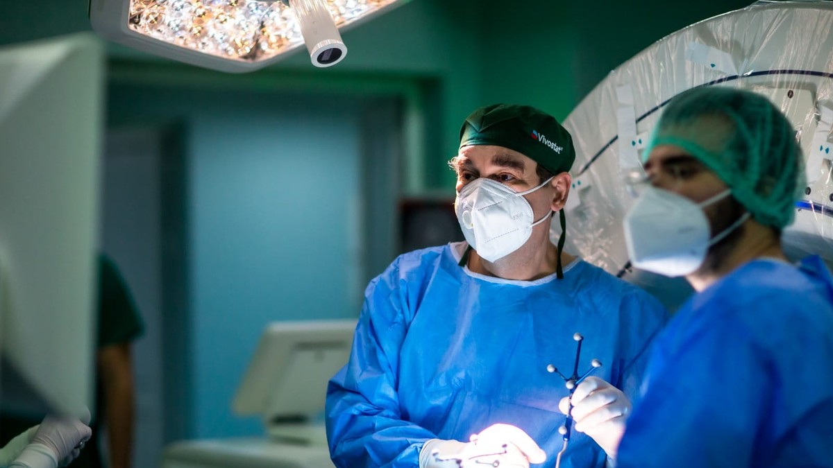 Medicii ieșeni coordonați de chirurgul Lucian Eva, în timpul operației pe creier a copilului de 10 ani Foto: Spitalul de Neurochirurgie Iași