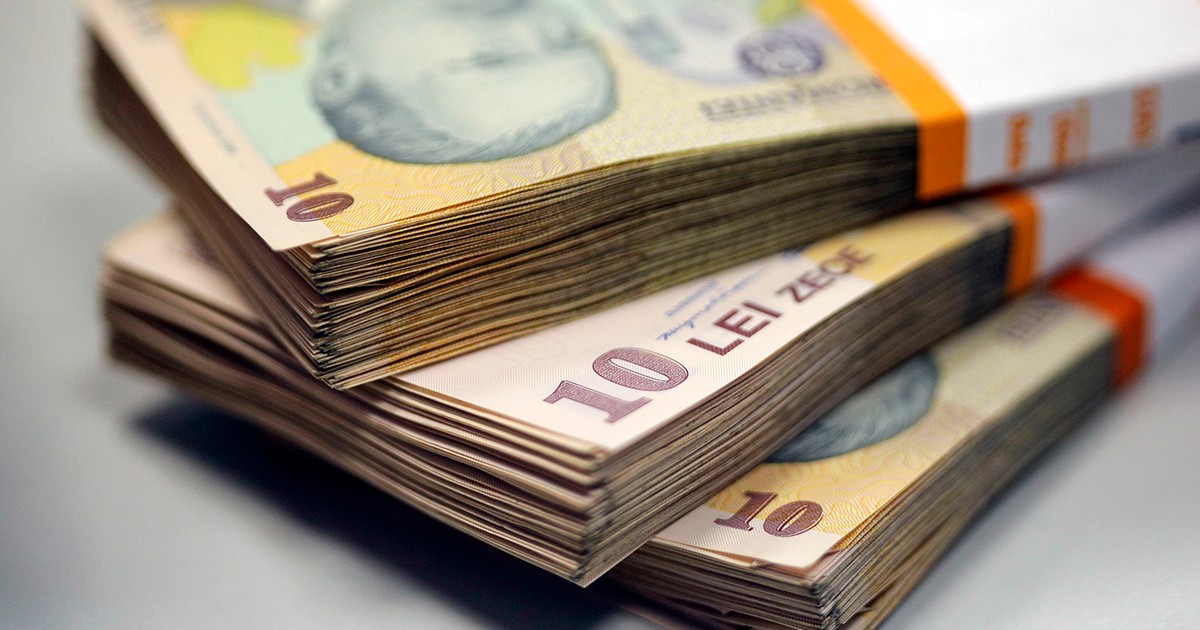 Voucherele de vacanță vor fi menținute, cerințele pentru pensiile private vor fi eliminate. Teancuri de bani pe masă