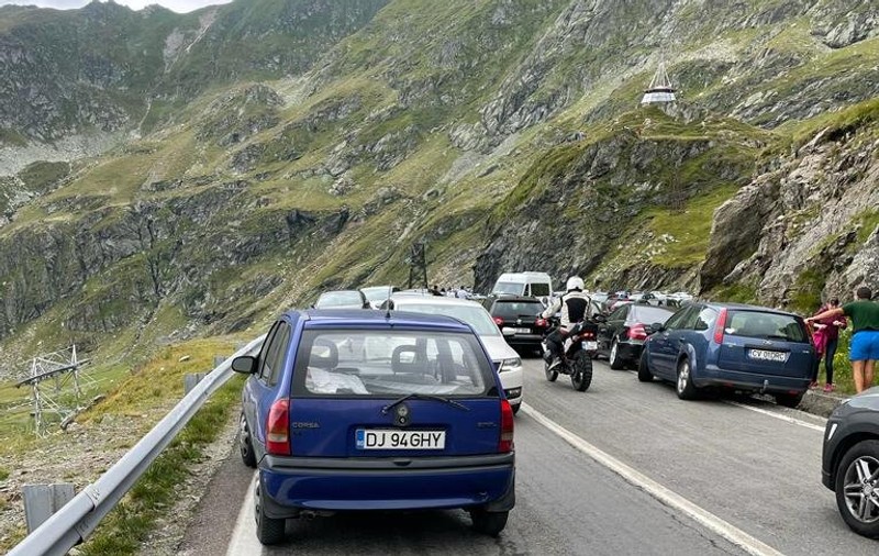Un bărbat şi un copil au ajuns la spital, după ce motocicleta lor a fost lovită de o mașină, pe Transfăgărăşan