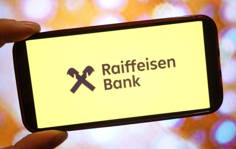 O clientă Raiffeisen Bank și-a băgat singură datele pe un site fals, dar a primit despăgubiri de la bancă. Imagine cu caracter ilustrativ. Sursă foto: Getty Images.