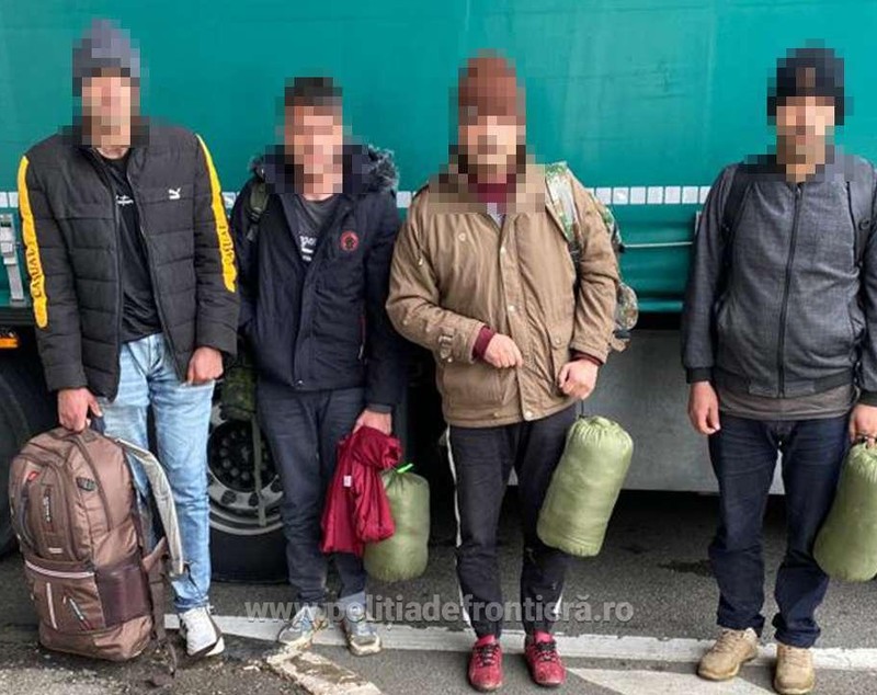 137 de migranți, găsiți ascunși printre mărfuri, în 5 TIR-uri care ieșeau din țară pe la Vama Nădlac