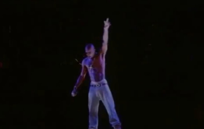 APARIŢIE FANTOMATICĂ! TUPAC a murit acum 16 ani, dar a fost văzut pe scenă! | VIDEO