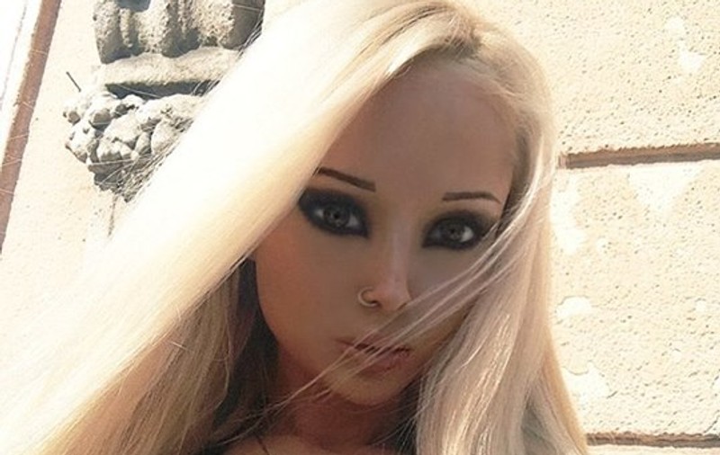 ŞOCANT! BARBIE A FOST SNOPITĂ ÎN BĂTAIE de HALLOWEEN! CUM ARATĂ DUPĂ NEMILOSUL ATAC! FOTO 
