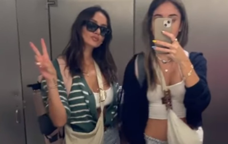 Două femei au fost date jos dintr-un avion pe motiv că au refuzat să-și acopere bustul: „Ne-a spus că suntem prea fierbinți” | VIDEO