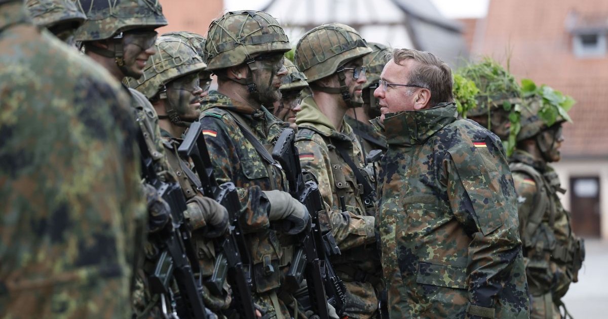 Ministrul german al apărării, Boris Pistorius discută cu soldații de la Școala de Infanterie Bundeswehr Foto: Hepta