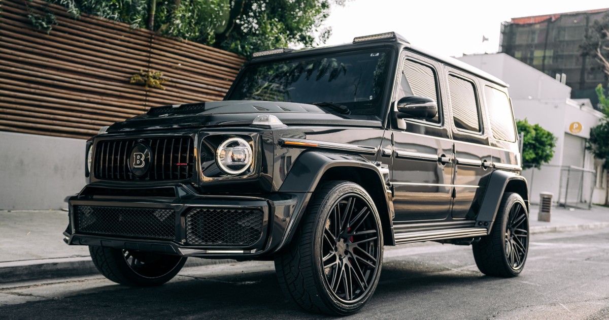 Mercedes G-Class negru, parcat lângă un gard.