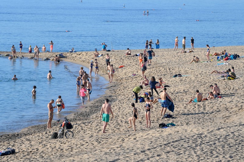 Oamenii au dat năvală pe plaje imediat după ridicarea restricțiilor. FOTO: HEPTA