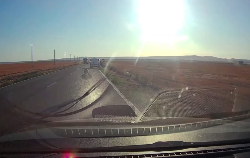 Un copil a căzut dintr-o dubă pe o şosea din judeţul Tulcea și era să fie lovit de un TIR de pe sensul opus