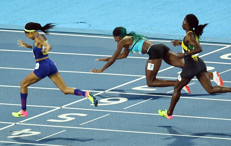 Jocurile Olimpice. Finiș incredibil la proba de 400 de metri! O atletă a câștigat aurul olimpic cu un plojon ca în bazin VIDEO