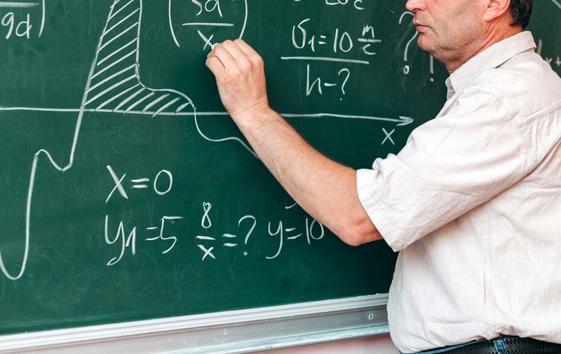 Profesor amenințat cu moartea pentru o temă la fizică. Părintele, audiat după 6 luni și iertat. „Dacă o pățea un procuror?”
