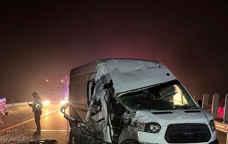 Șapte oameni răniți, după ce un microbuz și un TIR s-au izbit, în Arad