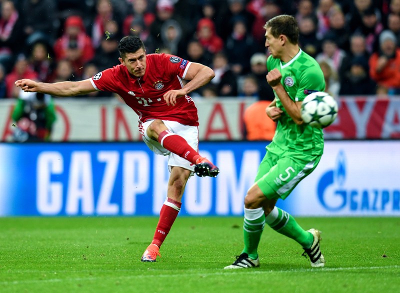 epa05592533 Robert Lewandowski (l) of Bayern and Daniel Schwaab of Eindhoven in action during the UEFA Champions League group D match between Byern Munich and PSV Eindhoven in Munich, Germany, 19 October 2016. EPA/SVEN HOPPE