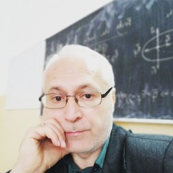 Traian Anghel are 57 de ani, este profesor de fizică la Liceul „Nicolae Iorga” din Brăila și are gradul de sublocotenent în rezervă - foto Arhivă personală