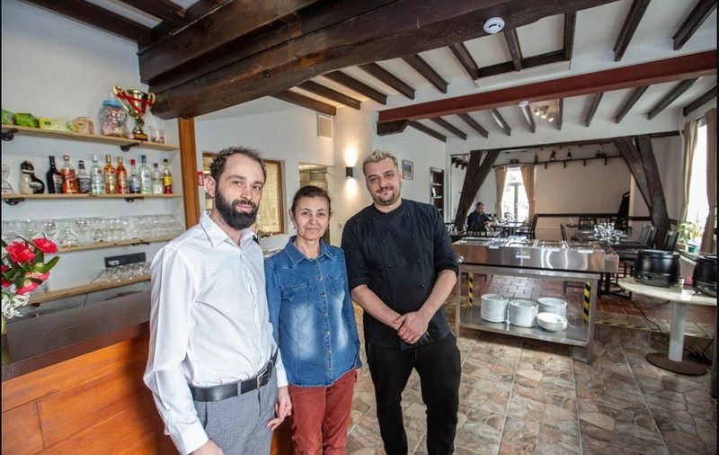 O româncă a cumpărat un han vechi de 200 de ani abandonat și a deschis restaurant, în Belgia: „Cât poți să mănânci!”