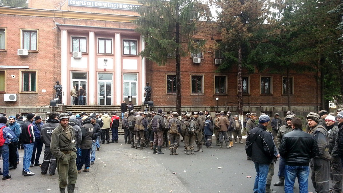 Aproximativ 400 de mineri de la exploatarile de huila Lonea, Lupeni si Vulcan din Valea Jiului s-au adunat in curtea sediului Complexului Energetic Hunedoara (CEH) din municipiul Petrosani