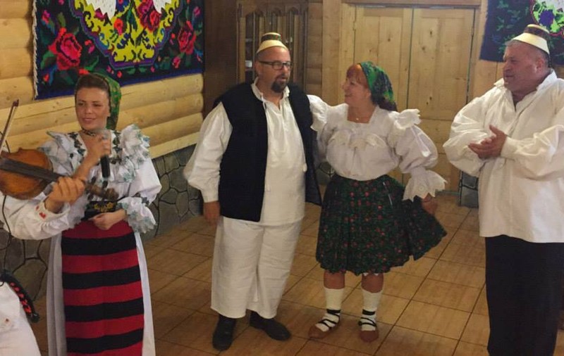 Piedone în vacanță. În IZMENE NU L-AI MAI VĂZUT PE PRIMAR!