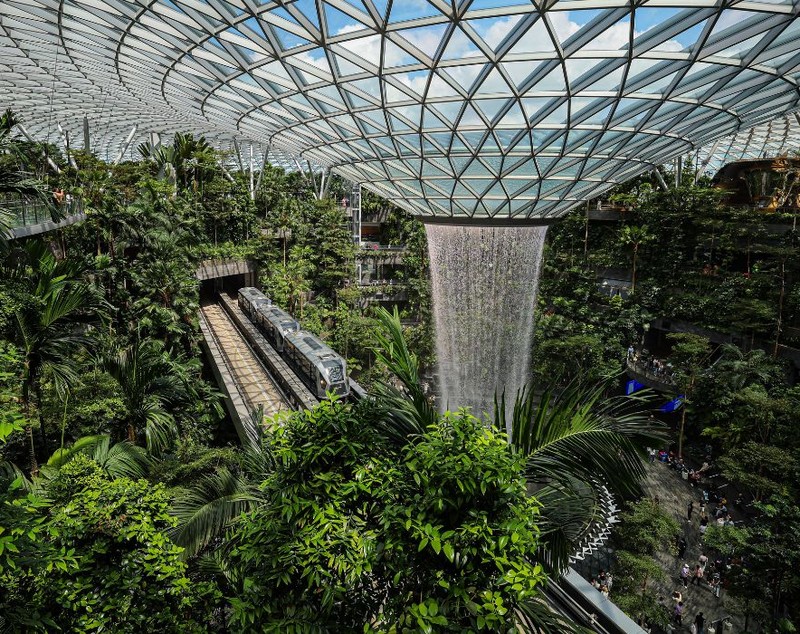 Cel mai frumos aeroport din lume are roboți cu AI care spală podelele, o grădină botanică cu fluturi și o cascadă: „Ai ce face până la decolare”