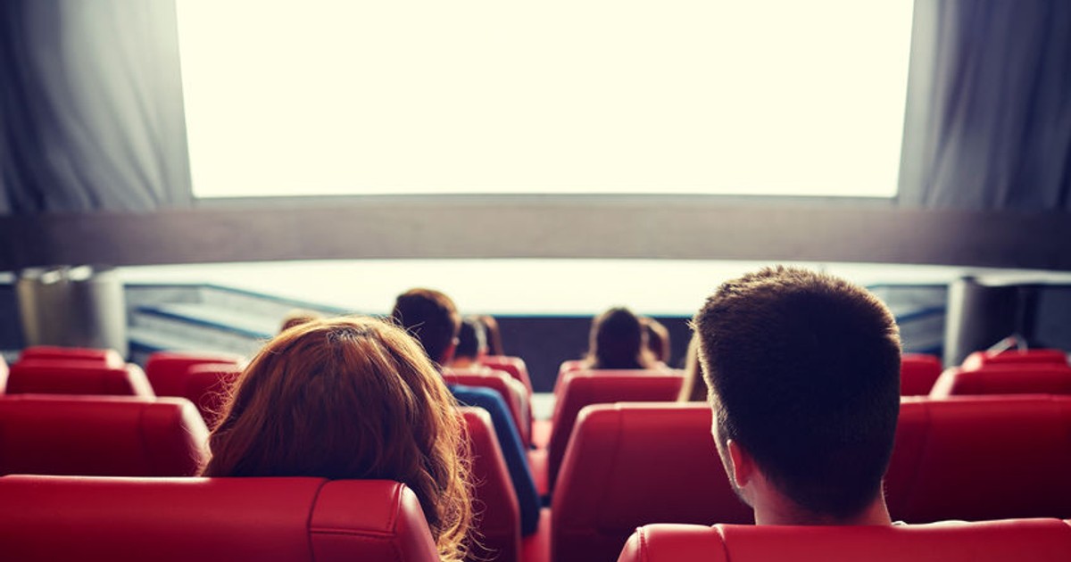 Studenți care privesc la filme făcute după romane de la BAC